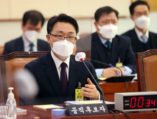 김진욱 초대 고위공직자범죄수사처(공수처) 처장 후보자가 19일 오전 서울 여의도 국회 법제사법위원회에서 열린 인사청문회에 출석, 답변하고 있다. 사진= 연합뉴스 