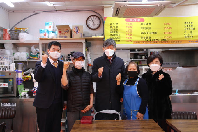 분당중앙교회 최종천 담임목사가 한 음식점을 찾아 성금을 전달하며 격려하고 있다. (사진=분당중앙교회 제공)