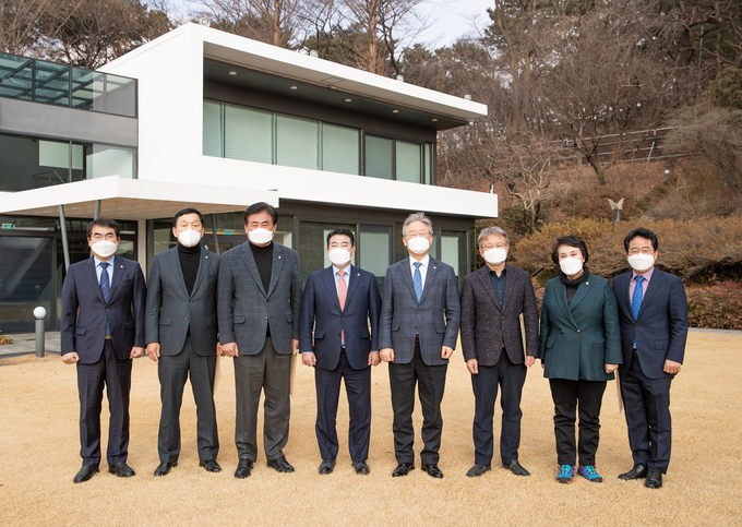 이재명 경기도지사와 박정 더불어민주당 경기도당 위원장 등 '경기도청 현안설명회' 참석자들이 기념촬영을 하고 있다(사진=경기도 제공)