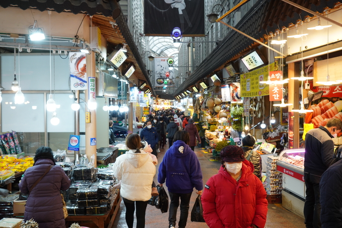 2020년 1월 설 명절을 앞두고 경기도 수원시 못골시장을 찾은 시민들이 장을 보고 있다. (사진=오재우 기자)
