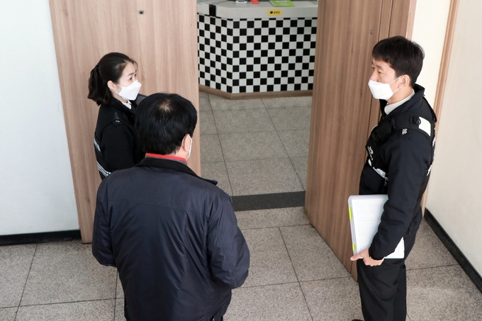 광주소방서 소방패트롤팀이 비상구 점검 및 안전교육을 실시하고 있다. (사진=광주소방서 제공)