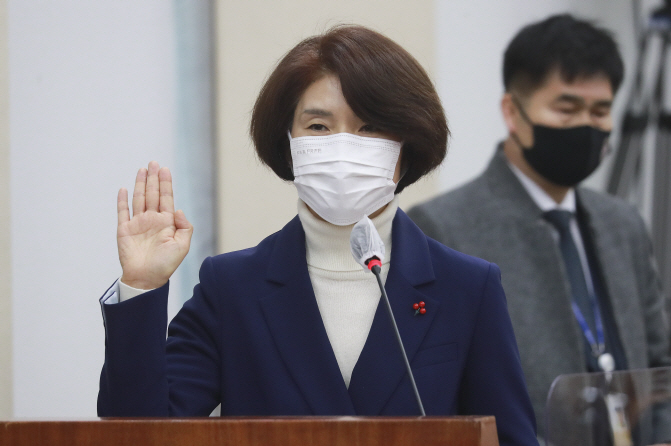 한정애 환경부 장관 후보자가 20일 오전 서울 여의도 국회 환경노동위원회에서 열린 인사청문회에서 선서하고 있다. (사진= 연합뉴스) 
