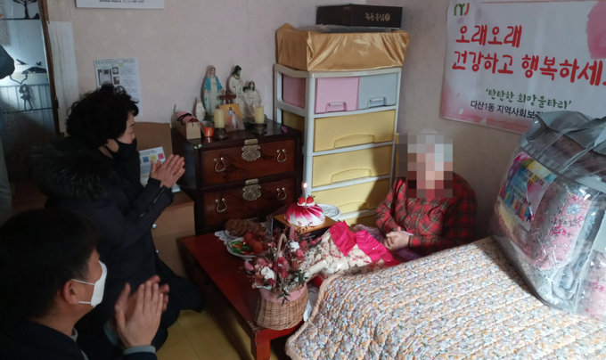 남양주시 다산1동 지역사회보장협의체는 지난 19일 생신을 맞이하신 독거어르신 가정을 방문해 생신상과 선물을 전달하고 축하하는 자리를 마련했다.(사진=남양주시 제공)