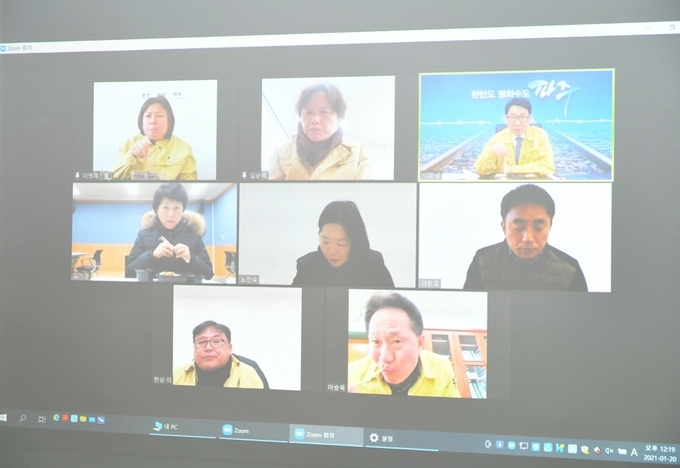 최종환 파주시장(화면 상단 오른쪽)이 직원들과 비대면 화상식사를 하며 격려하고 있다. (사진=파주시 제공)