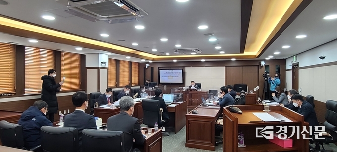 포천시의회 3층 의정회의실에서 '장자·용정 일반산업단지 분양에 관한 행정사무조사 특별위원회'가 열리고 있다. (사진=문석완 기자)