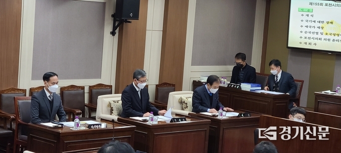 오른쪽부터 박윤국 포천시장, 심창보 부시장, 한기남 자치행정국장이 의회 개회에 참석하기 위해 착석했다. (사진=문석완 기자)