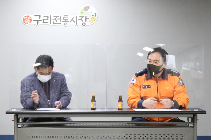 구리소방서는 지난 19일 구리전통시장을 방문해 겨울철 화재예방 안전컨설팅을 실시했다. (사진=구리소방서 제공)