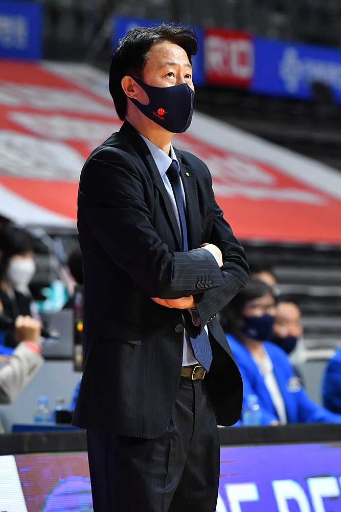 지난 13일 서울 SK나이츠와의 경기에서 고양 오리온 오리온스 선수들을 지도하는 강을준 감독 모습 (사진=KBL 제공)