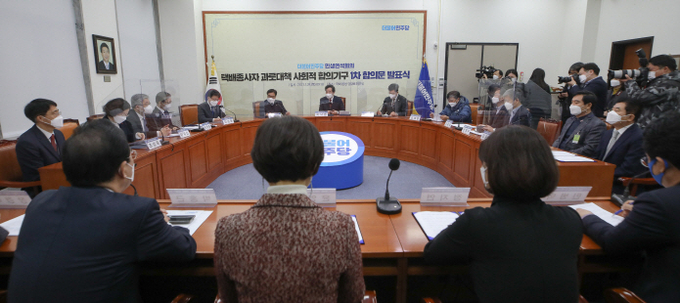 더불어민주당 민생연석회의 의장인 이낙연 대표가 21일 오전 서울 여의도 국회에서 열린 민생연석회의 택배종사자 과로대책 사회적 합의기구 1차 합의문 발표식에서 발언을 하고 있다. (사진= 연합뉴스) 