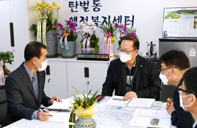이춘구 광주부시장이 주요현안 청취와 지역현안을 파악하기위해 관내 읍면동 행정복지센터 방문하고 있는 가운데 탄벌동을 방문해 박광신 동장으로부터 현안을 보고받고 있다. (사진=광주시 제공)