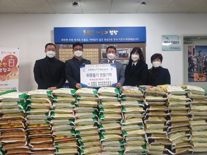 광주시 초월읍 새마을협의회는 ‘2021년 새마을협의회장 이·취임식’을 개최한 가운데 축하 화환 대신 받은 백미로 관내 소외된 이웃을 위해 나눔을 행복을 실천했다. (사진=광주시 제공)