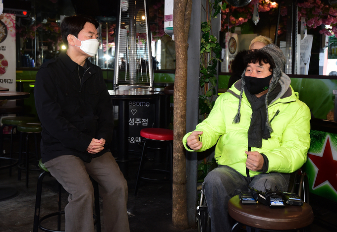 서울시장 보궐선거에 도전한 국민의당 안철수 대표가 20일 서울 용산구 이태원을 방문, 강원래 이태원 자영업자 대표 등 상인들과 간담회를 하고 있다. (사진=연합뉴스 제공)