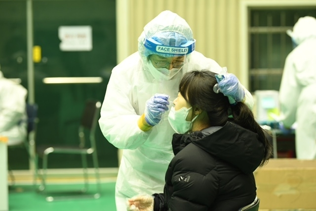 구리시가 시 체육관에서 임시 선별 검사소 검사를 진행하고 있다. (사진=구리시 제공)