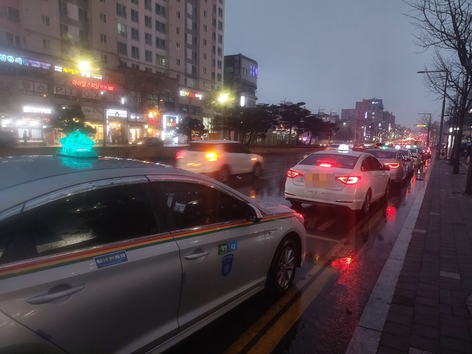 21일 수원시 장안구 한 택시 정류장에 빈 택시들이 줄지어 늘어서 있다. (사진=편지수 기자)