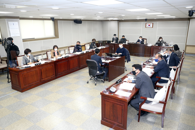21일 수원시의회 문화체육교육위원회 소관부서 2020년도 행정사무감사 시정 및 처리요구사항 추진계획을 청취하고 있다. (사진=수원시의회 제공)