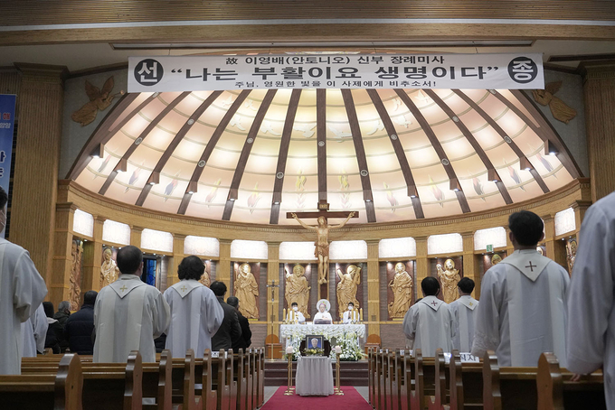 천주교 수원교구 故(고) 이영배 안토니오 신부가 지난 21일 정자동 주교좌성당에서 장례 미사를 마치고 하느님의 품에 잠들었다. (사진=천주교 수원교구 제공)