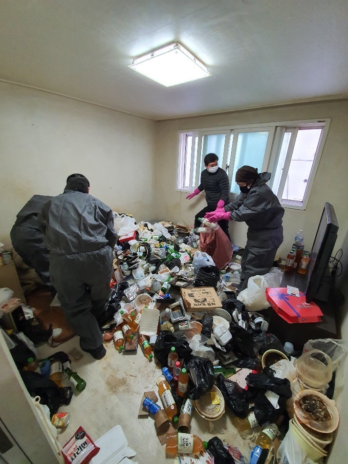 시흥시 은행동이 독신가구에서 대청소작업을 실시했다(사진=시흥시 제공)