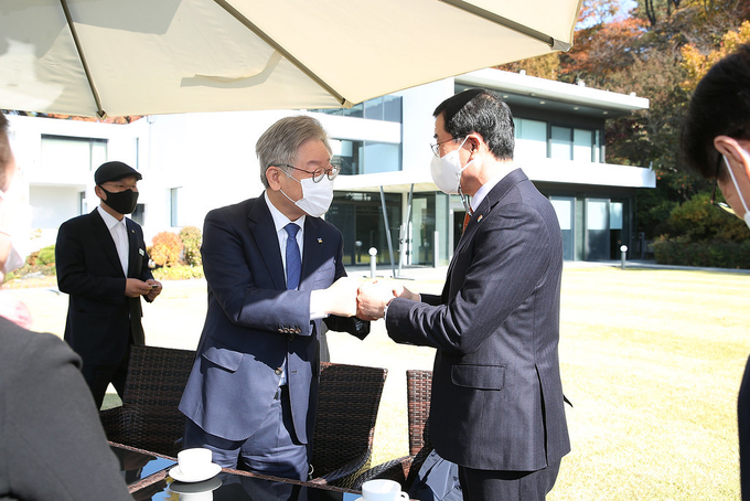 이재명 경기도지사와 5·18 민주화운동 단체 회원들이 지난해 11월 11일 경기도지사 공관에서 열린 간담회에서 주먹인사를 하고있다. (사진= 경기도 제공)