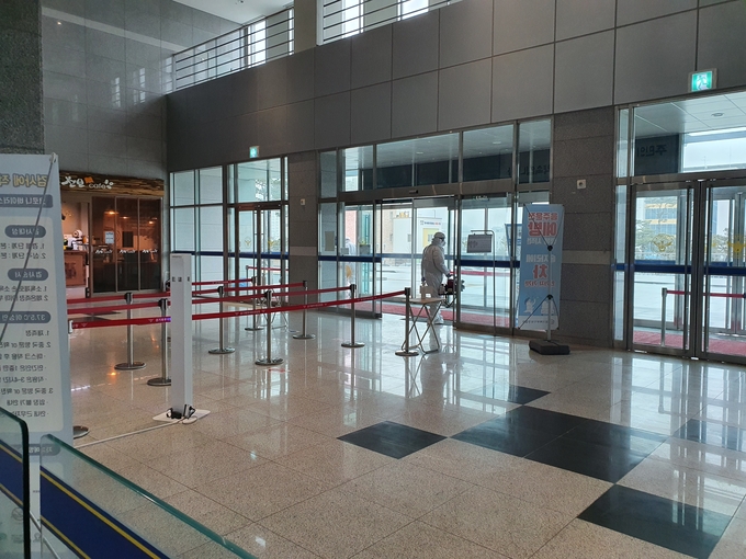 22일 오전 방역당국이 신종 코로나바이러스 감염증(코로나19) 확진자가 나온 경기도북부경찰청에 대한 방역을 마치고 복귀하고 있다. (사진=고태현 기자)
