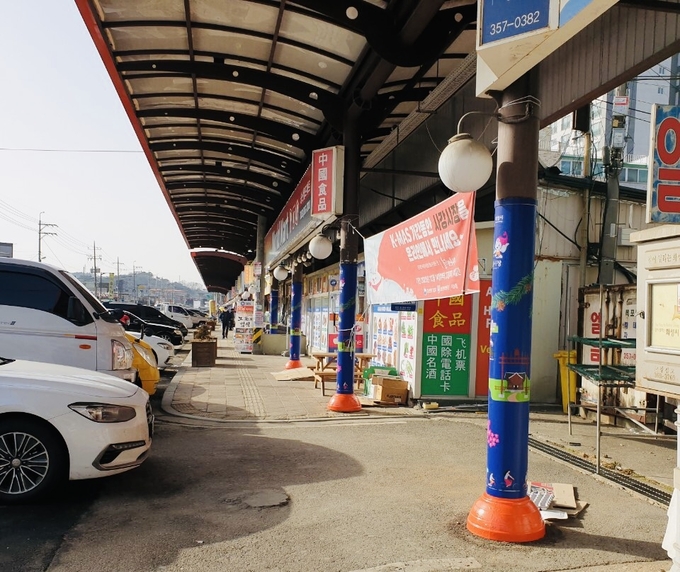 화성시가 사강시장 내 비가림시설 지주 52개소에 광고물부착 방지시트 설치공사를 완료했다.(사진=화성시 제공)