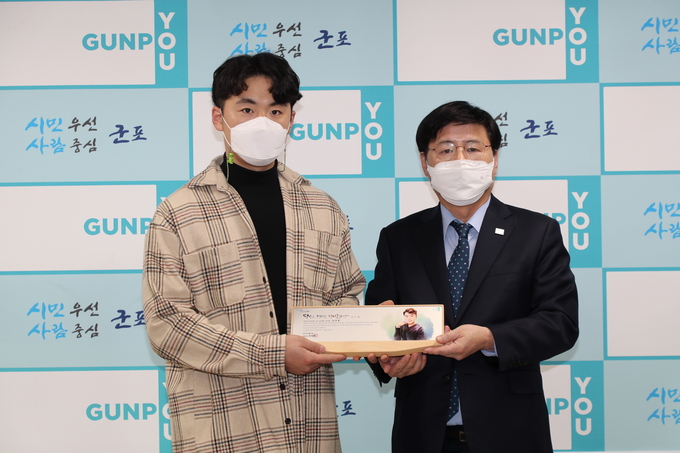한대희 시장이 화재 현장에서 주민을 구한 사다리차 업체 한상훈 대표에게 감사패를 수여했다.