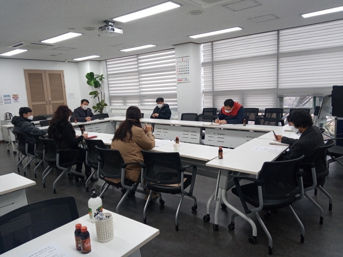시흥시 신현동 주민자치위원회 마을교육자치 활성화 위해 간담회를 개최했다(사진=시흥시 제공)