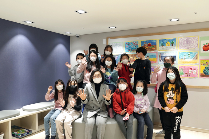 지난 22일 구미동 다함께돌봄센터를 방문한 은수미 성남시장이 아이들과 사진을 찍고 있다.(사진=성남시 제공)