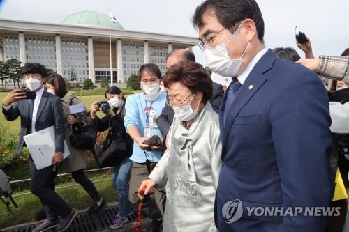 일본군 위안부 피해자 이용수 할머니가 양기대 국회의원과 함께 14일 서울 여의도 국회에서 독일 베를린 미테구에 설치된 평화의 소녀상 철거 명령 철회 촉구 기자회견을 마친 뒤 주한 독일대사관으로 이동하고 있다. (사진=연합뉴스 제공)