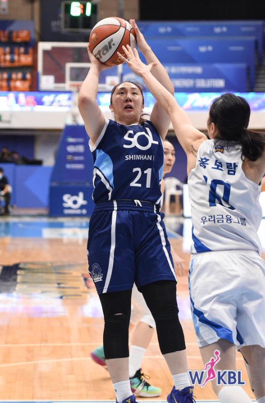 신한은행 김애나가 슛을 시도하고 있다. (사진=WKBL 제공)