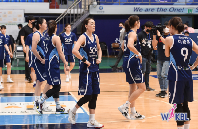 지난 24일 인천도원체육관에서 열린 여자프로농구 신한은행과 우리은행 경기에서 신한은행이 1점 차 역전패를 당했다. 역전패를 당한 후 신한은행 선수들이 낙담하고 있다. (사진=WKBL 제공)