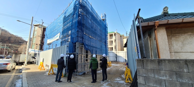 안양시가 동절기 건설공사현장에 특별안전 점검을 실시하고 있다.