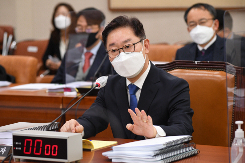 박범계 법무부 장관 후보자가 25일 국회 법제사법위원회에서 열린 인사청문회에서 질의에 답변하고 있다. 사진= 연합뉴스