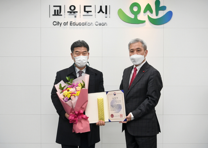 조근호 오산시통장단연합회장에게 ‘2020년 반상회 업무추진 유공 행정안전부장관 표창장’을 전수(사진=오산시 제공)