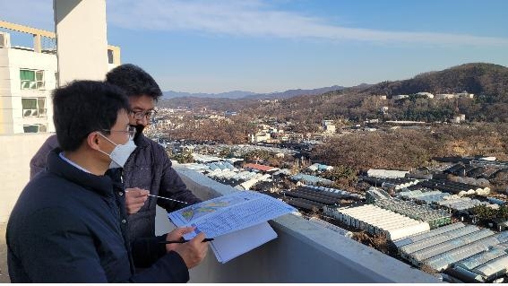 LH 경기지역본부 김성호 본부장(왼쪽)이 과천주암지구와 사전청약대상인 과천과천지구 건설현장을 방문하고 있다. (사진=LH 경기지역본부)