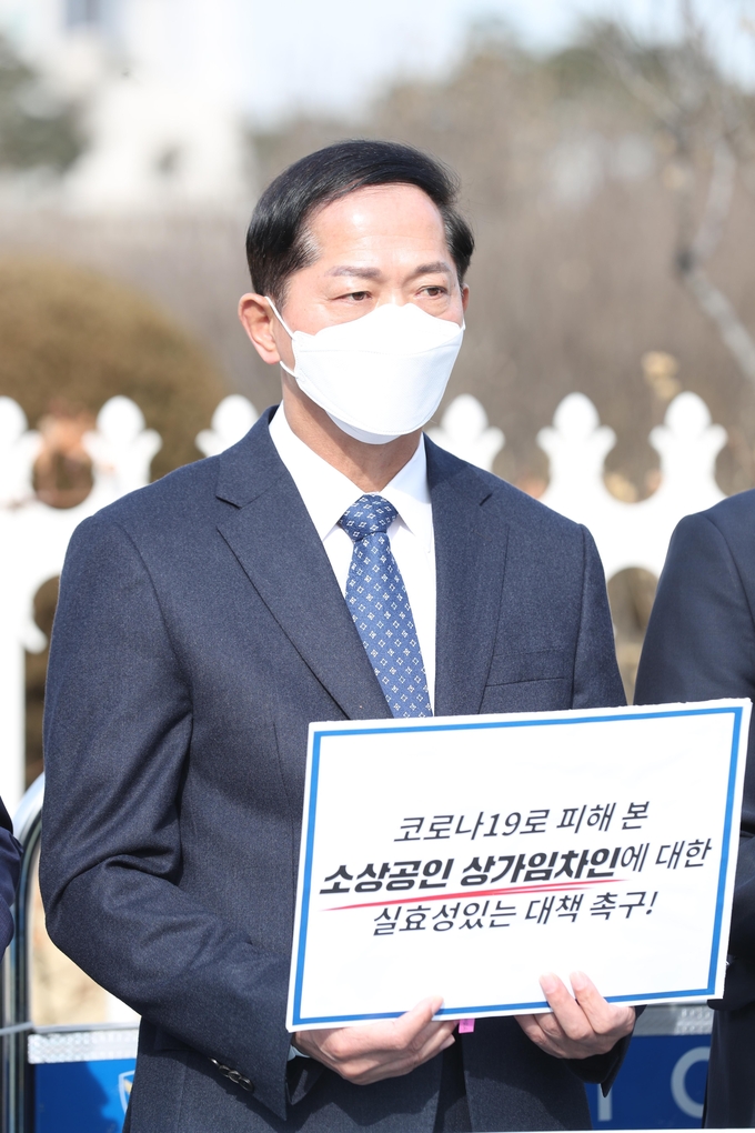 이재준 고양시장 25일 국회 앞에서 기자회견을 열고 소상공인을 보호하기 위한 상가건물 임대차보호법 개정을 촉구하고 있다. (사진=고양시 제공)
