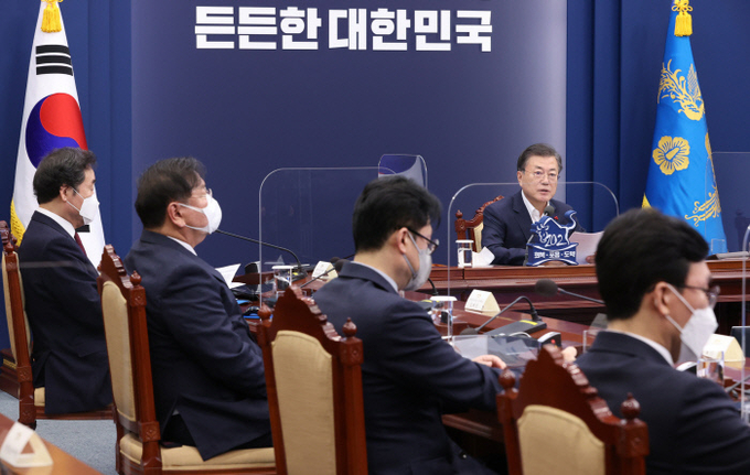 문재인 대통령이 25일 청와대에서 열린 복지부·식약처·질병청 2021년 업무보고에서 발언하고 있다. 사진=연합뉴스 