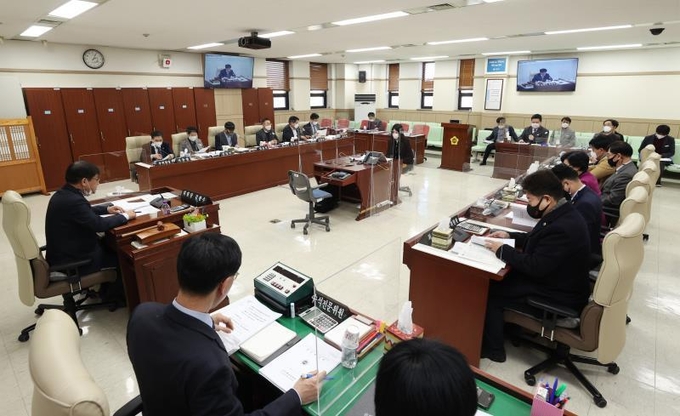 경기도의회 안전행정위원회에서 2차 재난기본소득과 관련한 '2021년 제1회 경기도 추가경정예산안'이 심의되고 있다(사진=경기도의회 제공) 