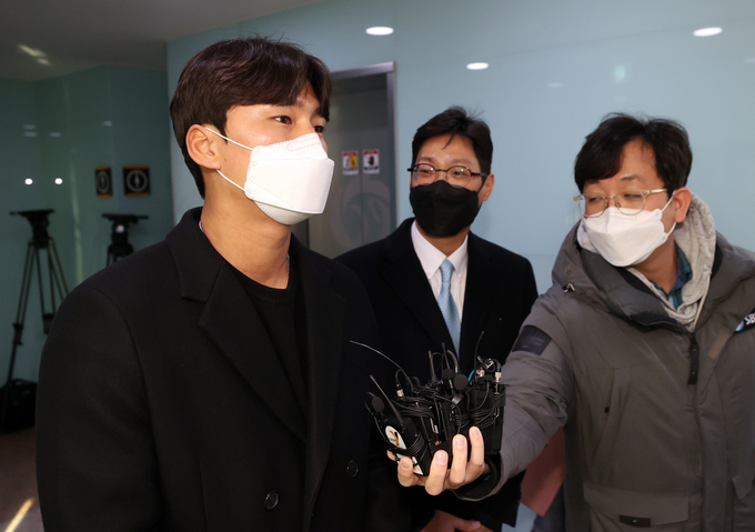 25일 오후 2시 서울 서초구 한국야구위원회(KBO) 컨퍼런스룸에서 열린 연봉 조정위원회에 참석하는 주권 모습 (사진=연합뉴스 제공)