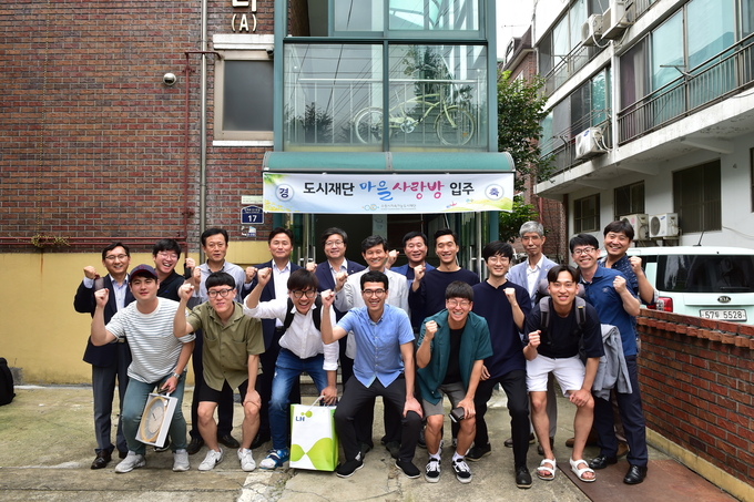 수원시가 청년창업자들을 위해 지원한 마을사랑방 개소식에서 입주 대상자 및 관계자들이 파이팅을 외치고 있다. (사진=수원시 제공)
