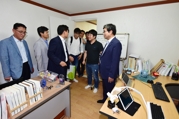염태영 수원시장이 인계동 마을사랑방 공간을 방문해 청년창업자들을 격려하고 있다. (사진=수원시 제공)