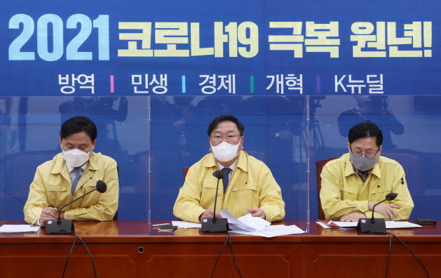 김태년(가운데) 더불어민주당 원내대표가 26일 오전 국회에서 열린 원내대책회의에서 발언하고 있다. (사진=연합뉴스) 