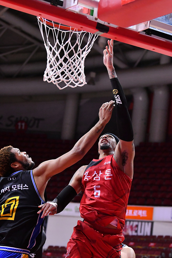 지난 25일 안양실내체육관에서 열린 2020~2021 현대모비스 KBL 안양 KGC인삼공사와 서울 삼성과의 경기에서 크리스 맥컬러가 레이업 슛을 시도하고 있다. (사진=안양 KGC인삼공사 제공)