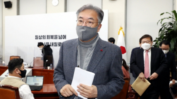 국민의힘 정진석 4·7 재보궐선거 공천관리위원장(가운데)과 위원들이 26일 국회에서 면접심사 결과를 발표한 뒤 자리를 떠나고 있다. (사진= 연합뉴스) 
