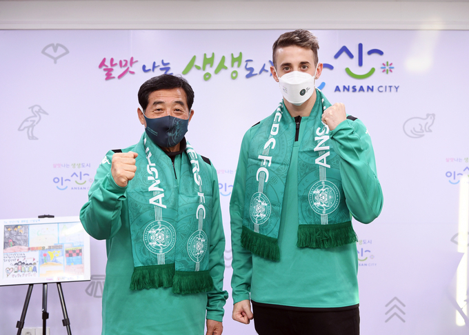 안산그리너스FC가 아르헨티나 출신 공격수 산티아고(Santiago de Sagastizabal) 선수를 영입했다. 왼쪽은 윤화섭 구단주. (사진=안산그리너스FC 제공)