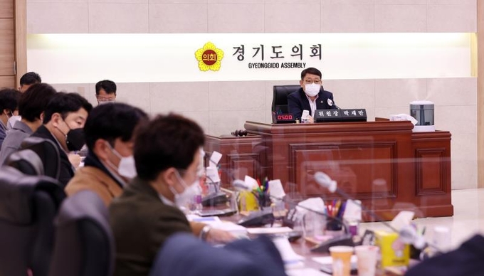 경기도의회 예산결산특별위원회가 '2021년 제1회 경기도 추가경정예산안'을 심의하고 있다(사진=경기도 제공)