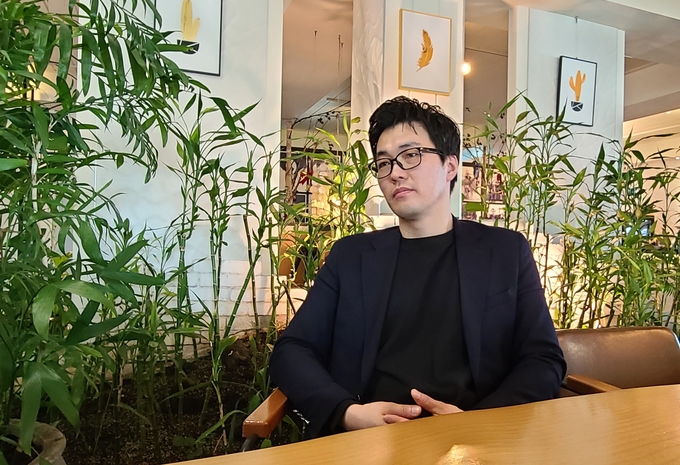 김민찬 목사가 경기신문 기자와 인터뷰를 진행하고 있다. (사진=신연경 기자)