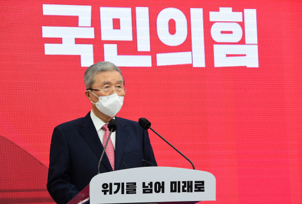 국민의힘 김종인 비상대책위원장이 27일 국회에서 신년 기자회견을 하고 있다. (사진=연합뉴스) 