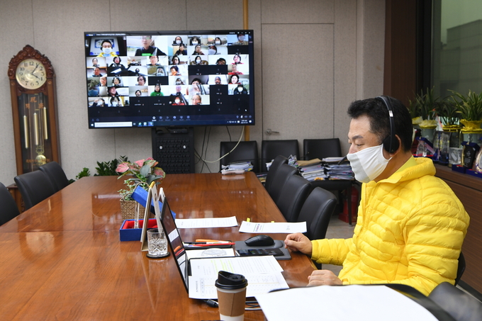 안승남 구리시장이 지난 26일 구리시 명예 사회복지공무원과 비대면 간담회를 진행하고 있다. (사진=구리시 제공)