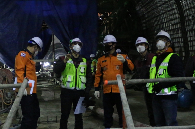 김전수 구리소방서장이 별내선 복선전철 4공구 건설공사장에서 화재안전 현장지도를 실시하고 있다. (사진=구리소방서 제공)