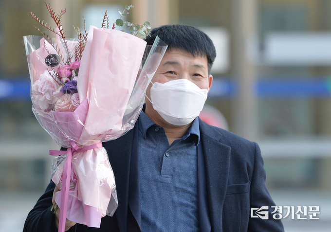 17일 오후 수원시 영통구 수원지방법원에서 열린 이춘재 연쇄살인 8차 사건 재심 선고공판에서 재심 청구인 윤성여 씨가 무죄를 선고받고 법원 청사를 나와 활짝 웃어보이고 있다. (사진=경기신문DB)